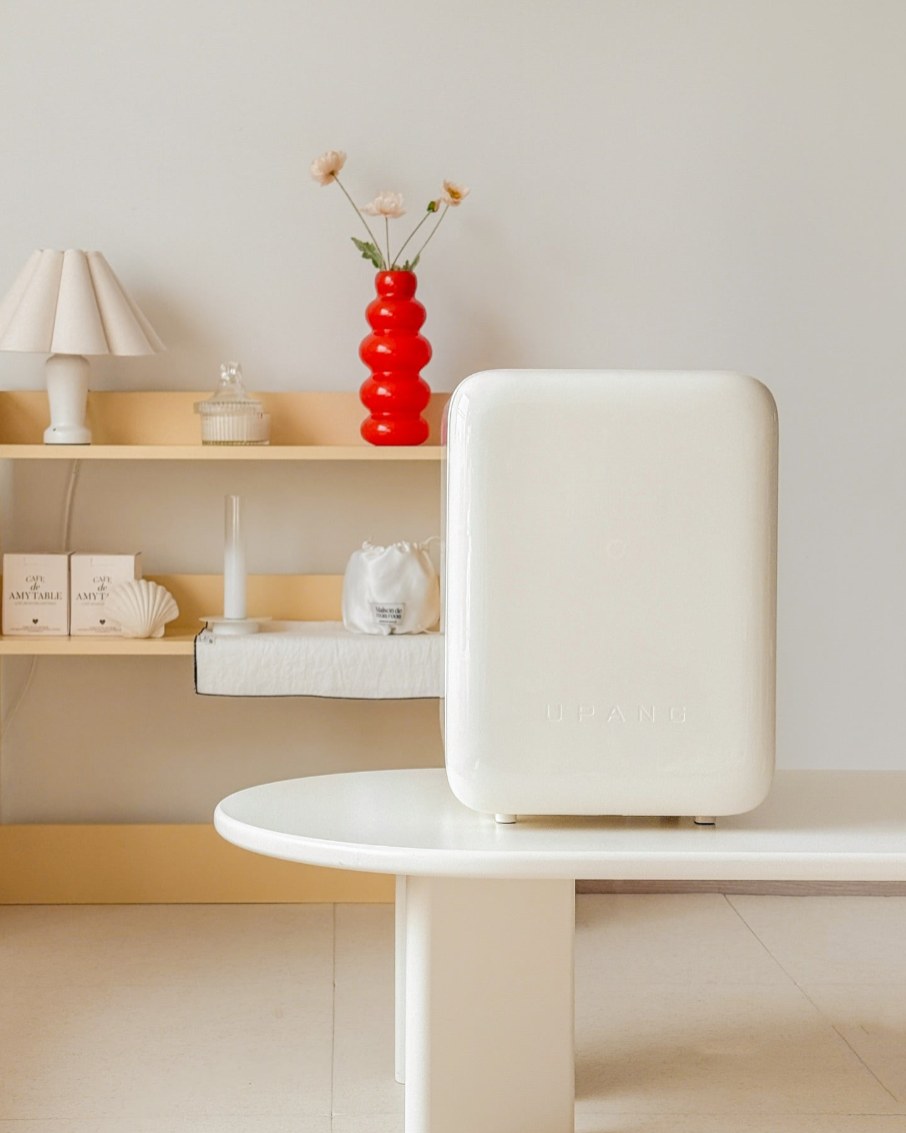 UPANG Signature 2 PLUS UV sterilizer in a bright living room
